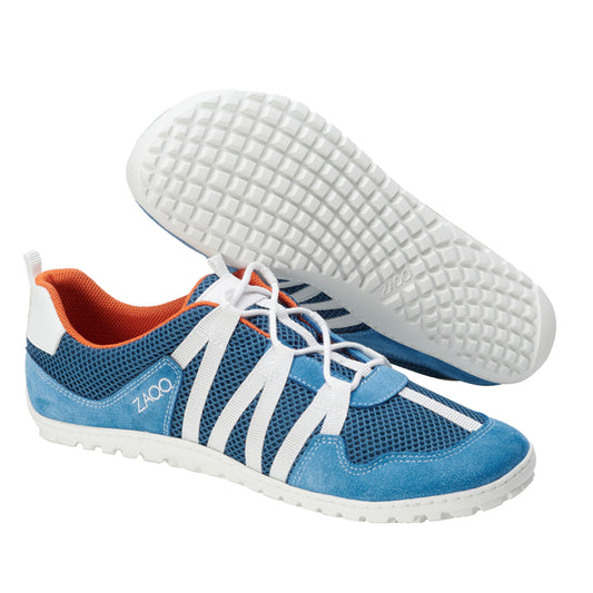 Wir präsentieren den RIQ Blue von ZAQQ: ein Paar blau-weiße Sneaker mit weiß gestreiften Schnürsenkeln und einer Sohle mit Gittermuster. Die Schuhe zeichnen sich durch ein orangefarbenes Innenfutter aus und verfügen über atmungsaktives Meshgewebe für optimalen Komfort. Ein Schuh wird aufrecht präsentiert, während der andere sein einzigartiges Design mit der Sohle nach oben zur Schau stellt. Beide zeigen deutlich das ZAQQ-Branding.