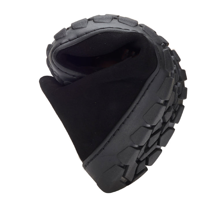 The ZAQQ TSEQA Black shoe made from premium suede features thick and robust OUTDOOR sole soles. Thanks to its remarkable flexibility, it can be easily bent in half, highlighting its superior flexibility and durable profile.