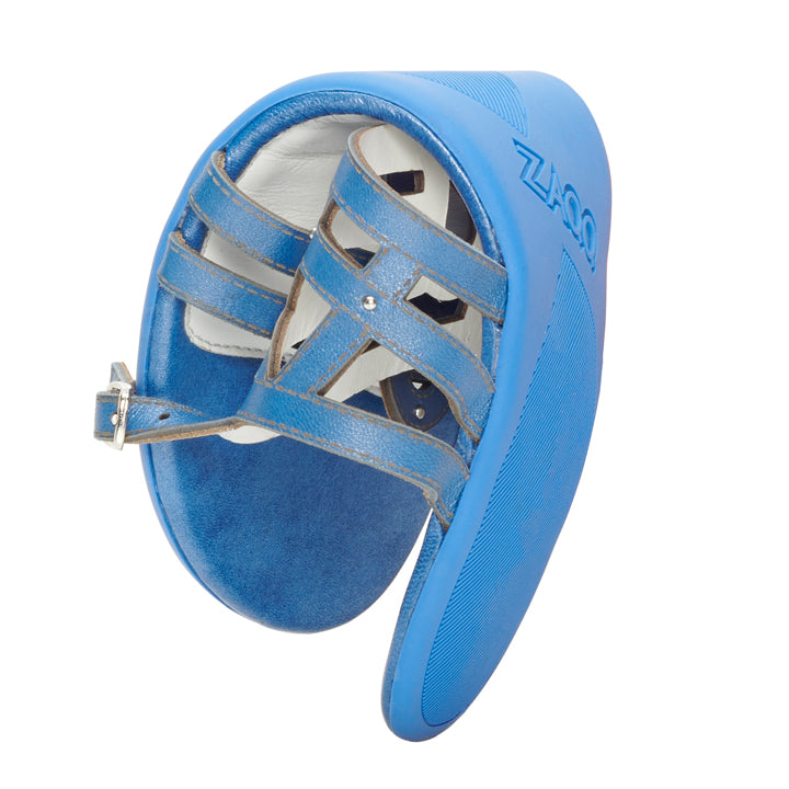 The orthopedic shoe QANQETA Blue from ZAQQ features a closed toe design, adjustable straps and a softly padded interior made from high-quality nappa leather. The shoe is presented at an angle, highlighting its ergonomic shape and supportive elements with an elegant antique look.