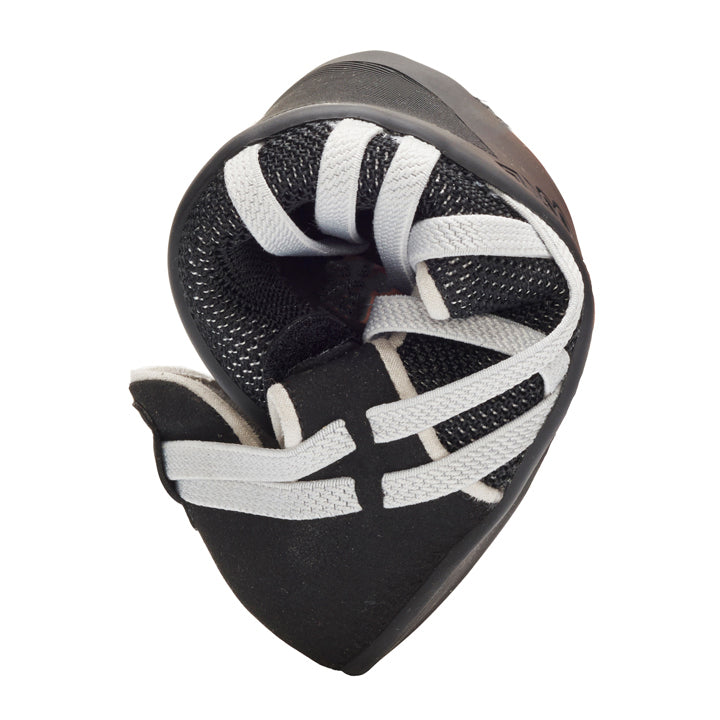 The black curling shoe ZAQQ QLAIRE showcases its flexibility with spiral-curved and twisted white laces and features a mesh-patterned lining for enhanced breathability. It is made from high quality suede for added comfort and style.