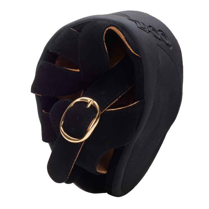 We present the TEQA Black from ZAQQ, a black orthopedic shoe styled with black sandals. It features a curved sole with multiple straps and a gold buckle to securely fasten the foot. The whole thing is designed in a minimalist design for optimal support and comfort.
