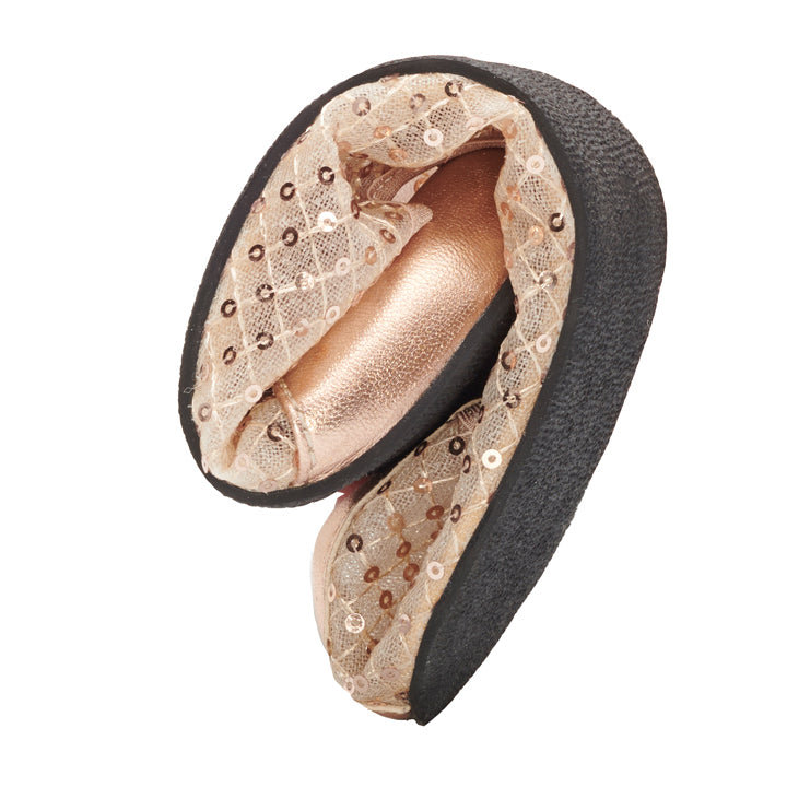 Introducing the TWIST SHEER Gold from ZAQQ, a chic pair of foldable ballet flats with a flexible sole and remarkable comfort. Decorated with shimmering sequins in nude colors and accented with black trim, these feminine shoes resemble a barefoot shoe. Its arc-shaped folding design highlights its portability for easy transport.