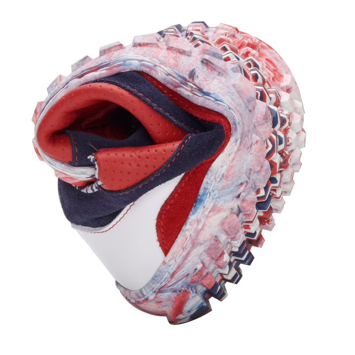 ZAQQ's SLEEQ Red features a thick, multicolored sole in shades of blue, red and white. The striking pattern design creates the impression of rolling or bending, creating an artistic and dynamic appearance in nappa leather.