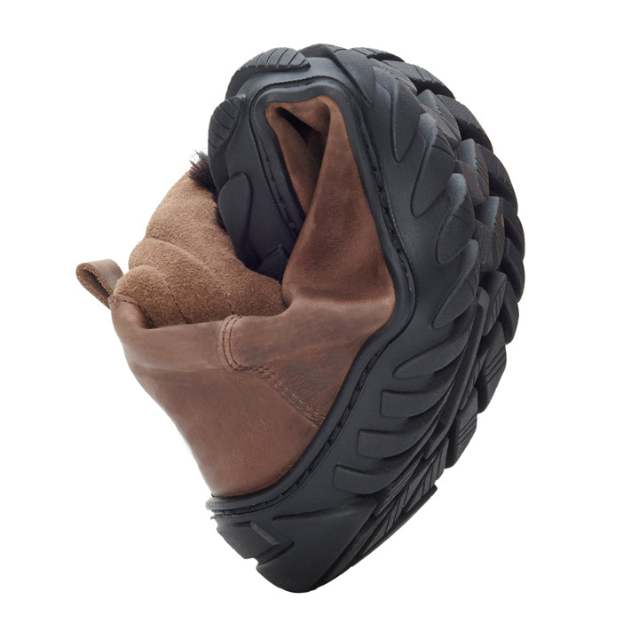 The QUDDLY Winter Dark Brown shoe from ZAQQ is crafted from brown nappa leather and features a flexible design with a thick black sole that is curved and wavy to provide greater flexibility. Its robust profile provides additional support and makes it ideal as a winter barefoot shoe.