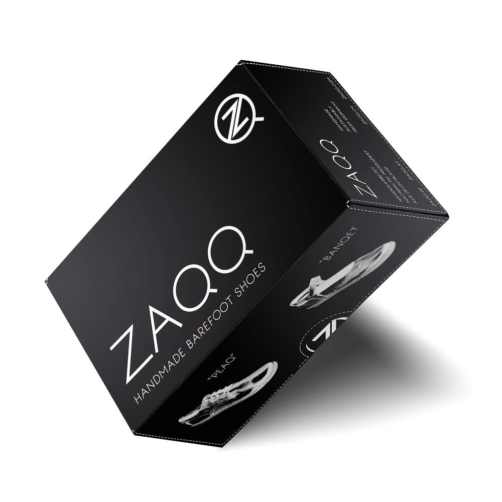 A black shoe box with the brand's product name QNIT Lime ZAQQ, On the sides there is a stylized Z logo as well as images of the vegan barefoot shoes, promises a high level of comfort. The box is displayed at an angle.