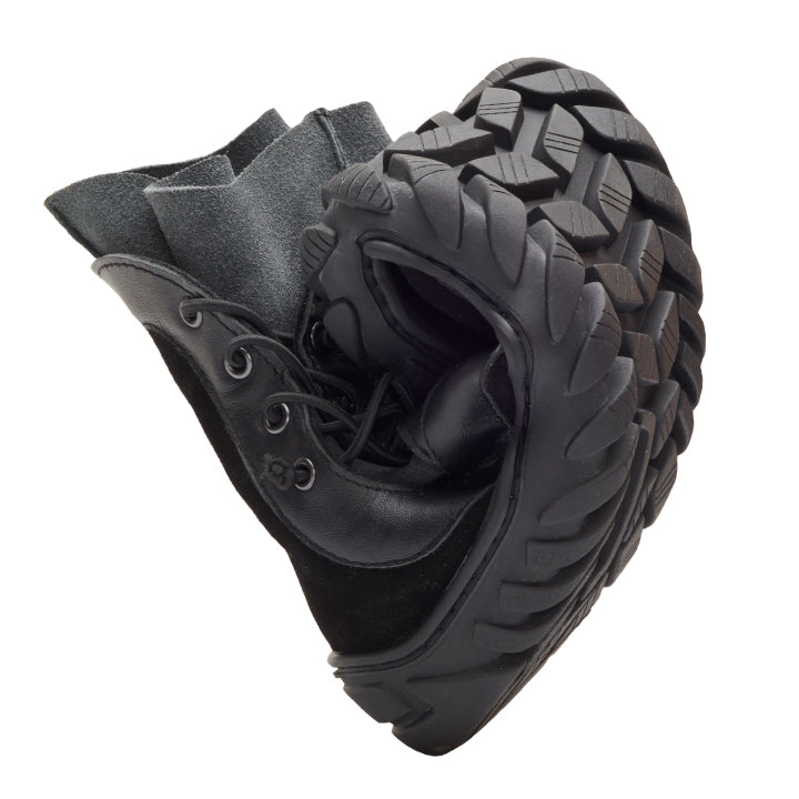 The ZAQQ QROW Black impresses with its flexible design that bends into a semicircle and a deep tread sole with lace-up fastening. The padded interior ensures optimal comfort.