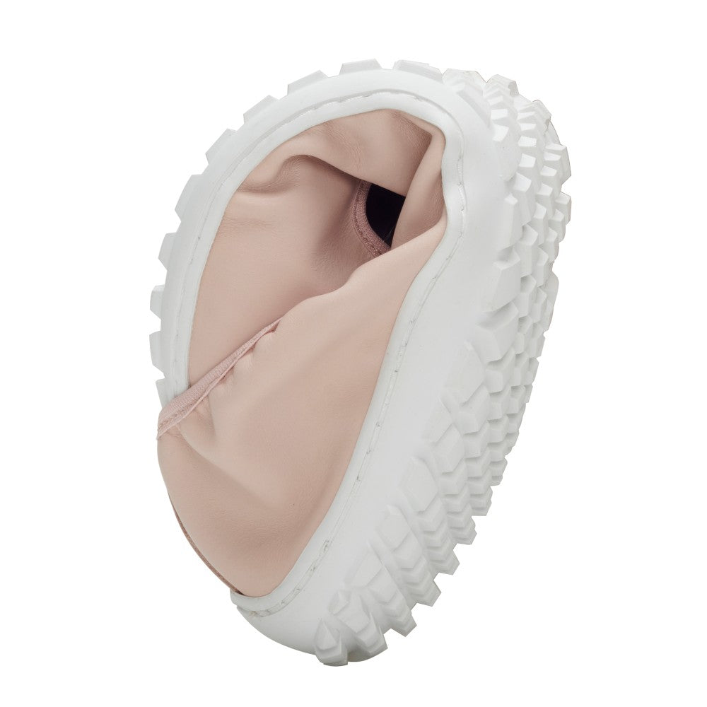 The SUQAR Nude by ZAQQ presents itself in its upside down shape with a white, structured sole and light pink interior for a feminine touch. The visible opening reveals a soft material inside that is reminiscent of the comfort of barefoot ballerinas.