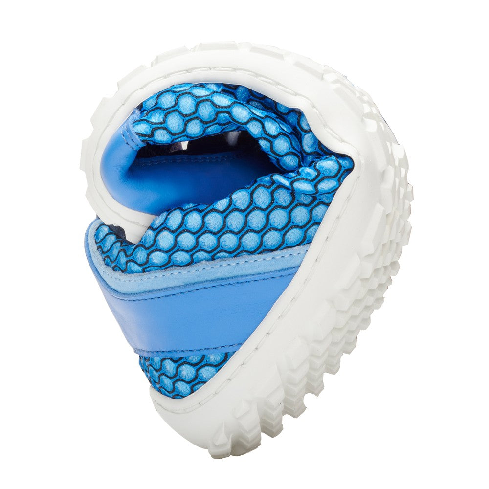 We present the TOQIO Blue from ZAQQ – a barefoot shoe with a honeycomb lining for more comfort. Made from breathable mesh fabric, it offers exceptional breathability and retains flexibility in its compact, ruffled design. The structured sole guarantees a firm grip.
