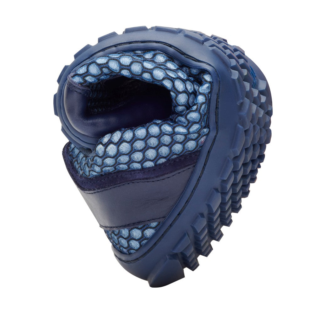 Close-up of a TOQIO Navy sneaker from ZAQQ, which shows its flexible and structured sole in a compact form. The shoe highlights its modern design with a honeycomb pattern on the upper and breathable mesh fabric that emphasizes flexibility.
