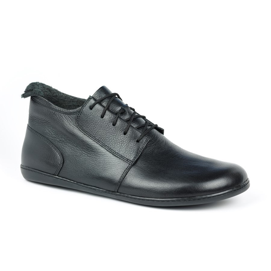 The ZAQQ PREQUEL Winter Nappa Black is an elegant black leather lace-up barefoot shoe with a flat sole and warm lining, which is presented against a simple white background.