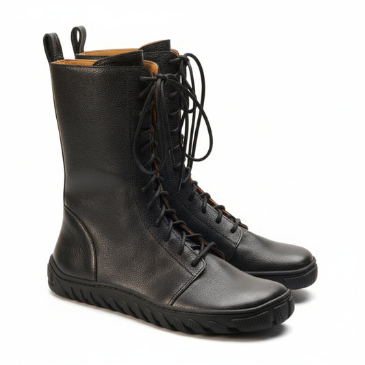 Die DOQS Black Boots von ZAQQ sind hohe Schnürstiefel aus hochwertigem Nappaleder mit einer robusten ULTRAGRIP-Sohle für rutschfesten Halt und detaillierten Nähten, wunderschön auf weißem Hintergrund dargestellt.