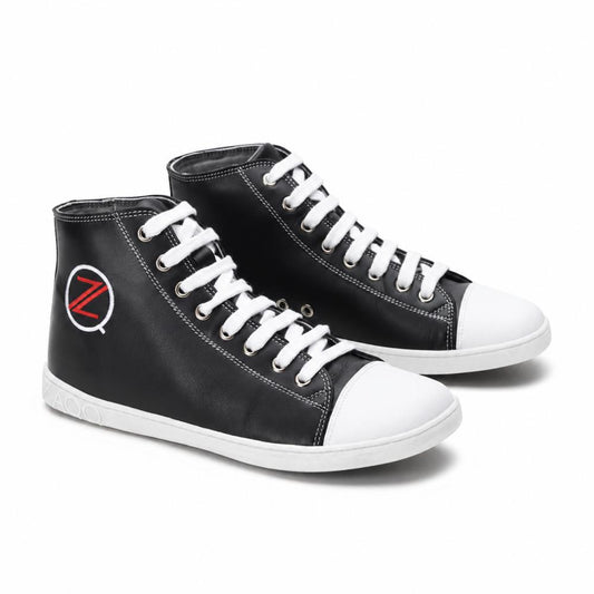 Ein Paar klassischer schwarzer High-Top-Sneaker von ZAQQ CHUQQS hat weiße Schnürsenkel und Zehenkappen, die jeweils ein auffälliges rot-weißes Z-Logo zeigen. Die Sohlen bestehen aus strapazierfähigem Kautschuksohle-Gummi, was den Schuhen einen trendigen, leicht abgewetzten Look verleiht.