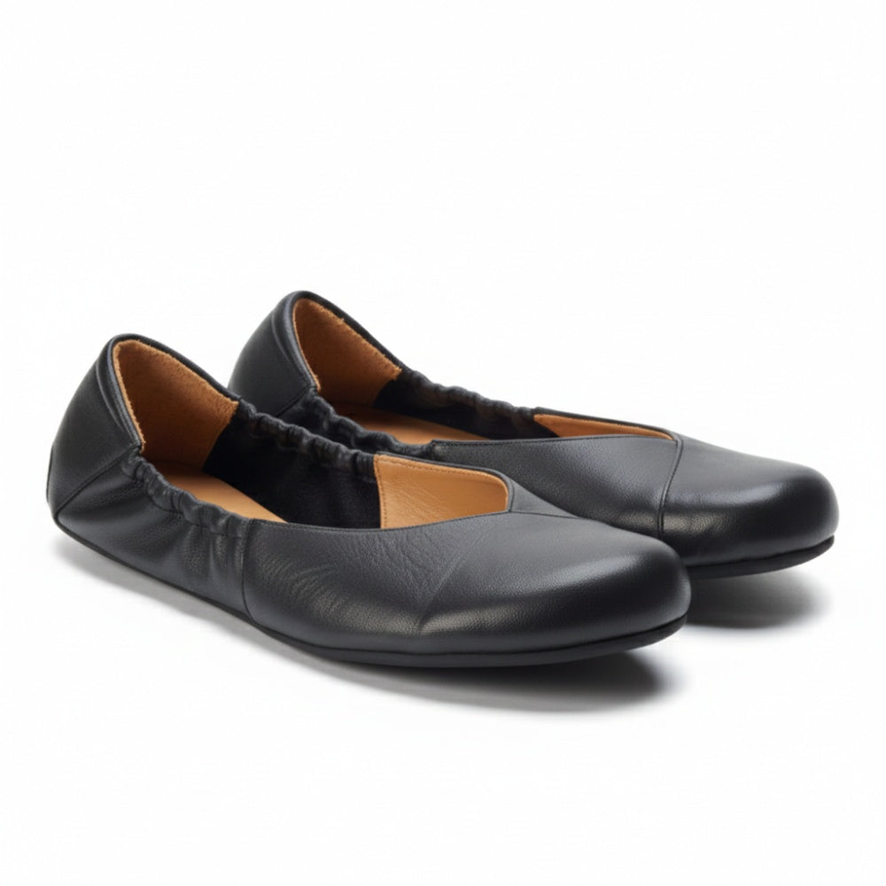 Produktbeschreibung: Die MAIQA Black von ZAQQ sind ein elegantes Paar Ballerinas aus schwarzem Nappaleder mit elastischem Rand und braunem Innenfutter. Sie sind ideal für die modebewusste Frau und kommen vor einem weißen Hintergrund wunderschön zur Geltung.