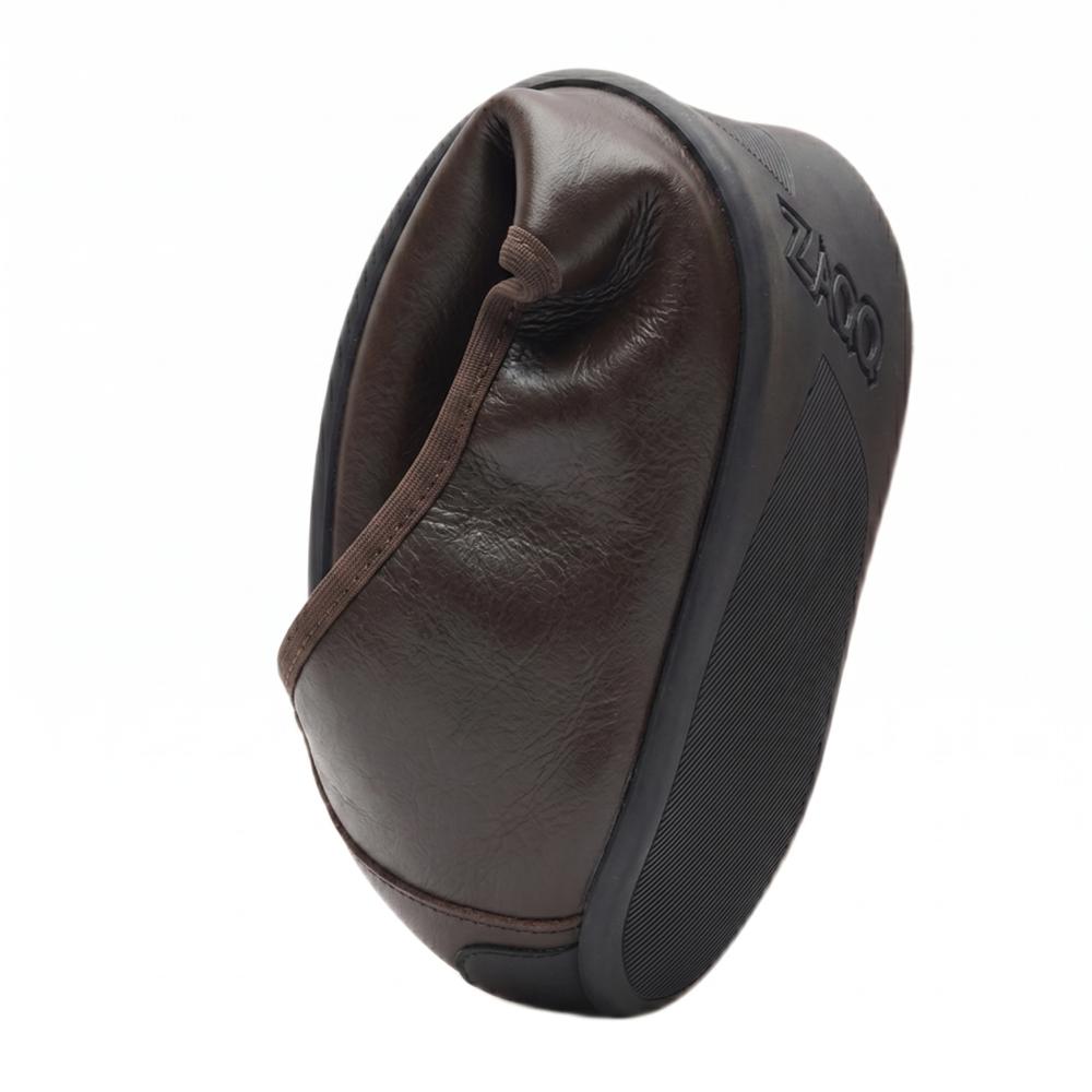 Introducing the QARMA Dark Brown from ZAQQ, a stylish headphone case in a teardrop or cone shape. It is made of durable Nappa leather and offers excellent protection for your headphones. There is an elegant brown handle on the side. This case is elegantly presented against a white background for an impressive presentation.