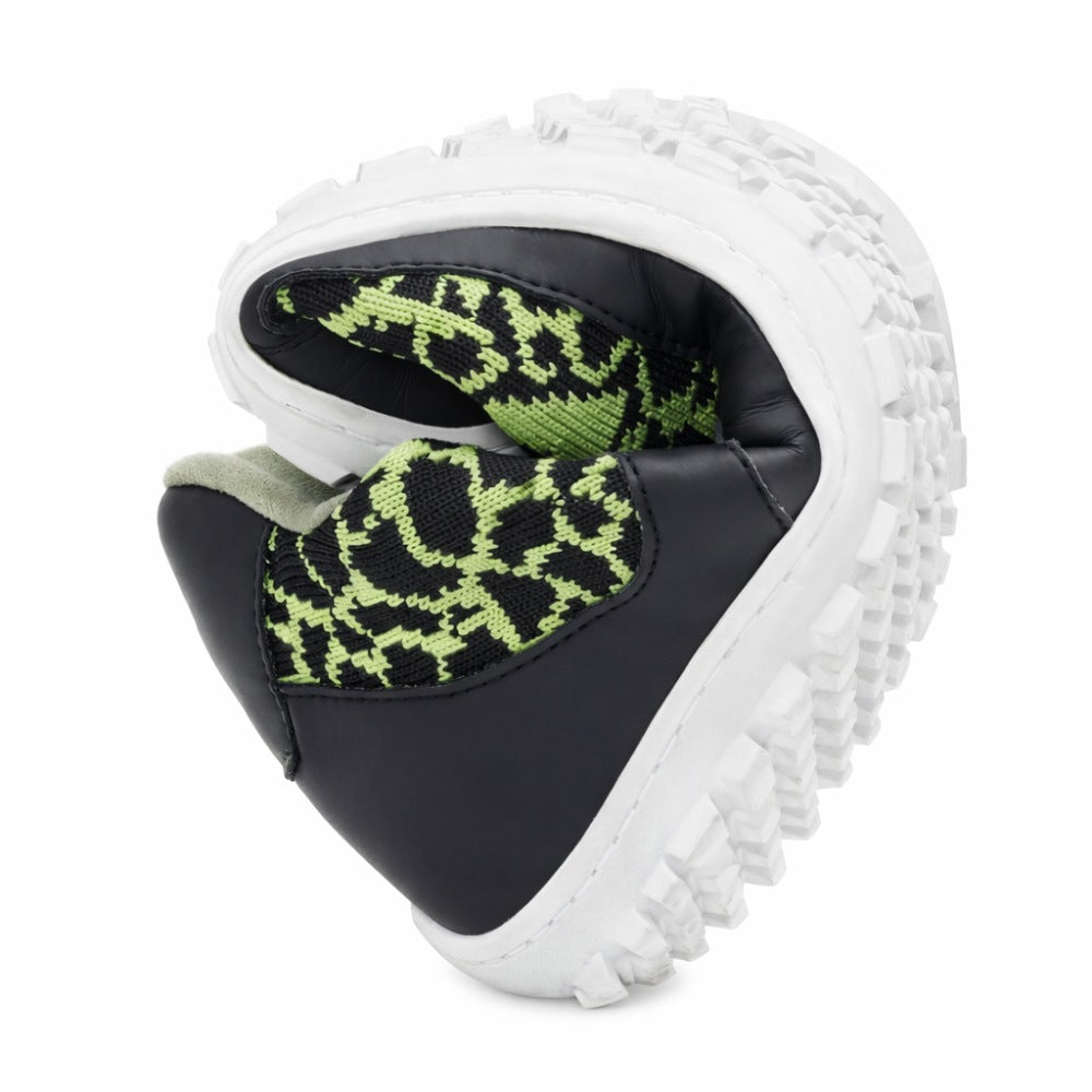 We present the QINGSTON Green from ZAQQ: a barefoot shoe with a flexible, foldable sole with a snake-like pattern on the black and green upper. This shoe is made from vegan materials and features a chunky white sole with distinctive treads.