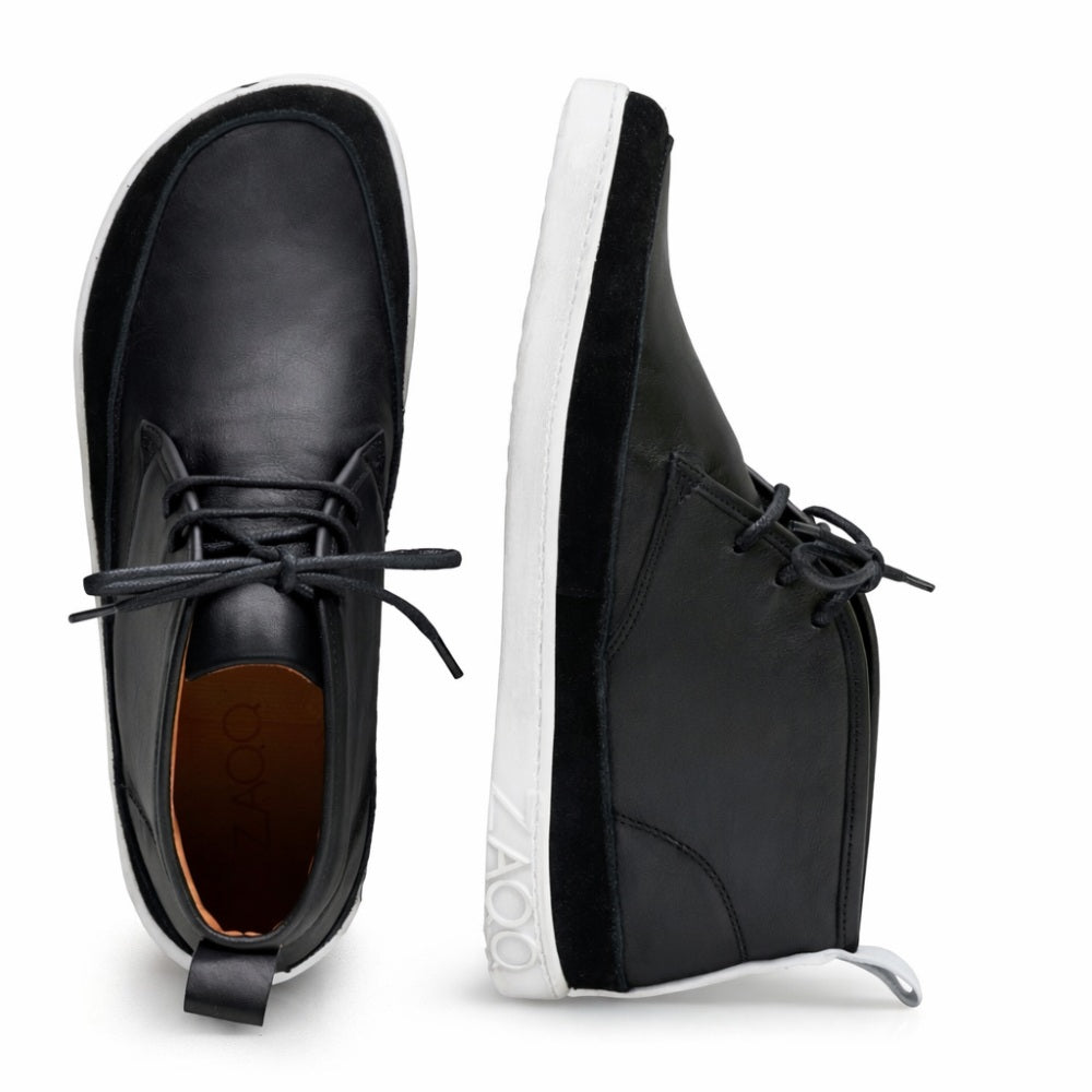 Ein Paar stylische schwarze ZAQQ QUITMAN High-Top-Sneaker mit kontrastierenden weißen Sohlen. 