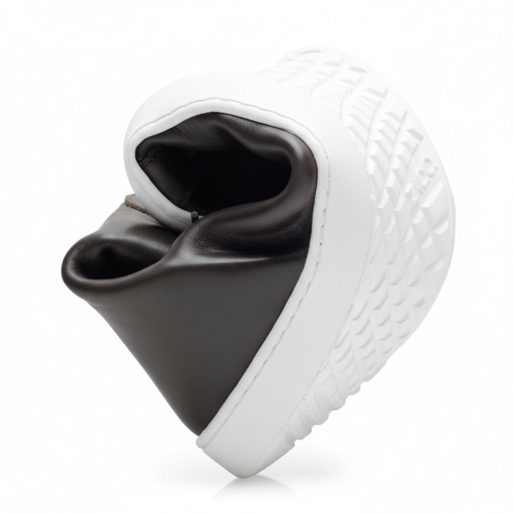 Der SNAQ Dark Brown von ZAQQ ist ein High-Top-Sneaker, der seine Flexibilität mit einem dunkelbraunen Obermaterial und einer weißen, flexiblen Sohle zeigt, die sich in der Mitte biegen lässt. Er verfügt über eine strukturierte Sohle mit der Prägung „400“ an der Seite, die sowohl Stil als auch Vielseitigkeit bietet.