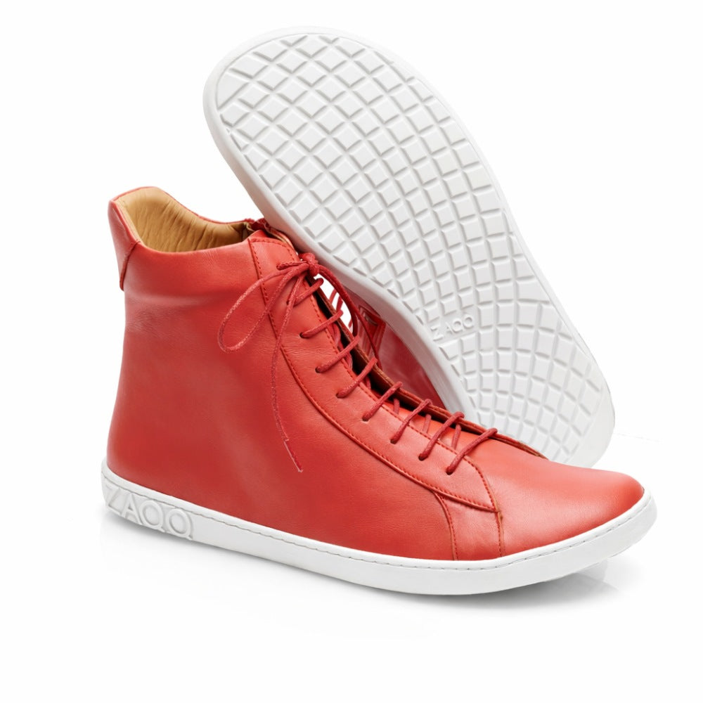 The SNAQ Red sneakers from ZAQQ are made of nappa leather and have a white structured sole. One shoe is presented upright to highlight its lace-up design, while the other is slanted to showcase the sole pattern. This ZAQQ-Logo can be clearly seen on both the side and the sole.