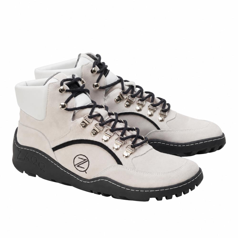 Wir präsentieren die TERRAQ Beige Waterproof Sneaker von ZAQQ: Diese stylischen High-Top-Schuhe sind aus Veloursleder in Beige mit schwarzen Akzenten und Schnürsenkeln mit silbernen Ösen gefertigt. Sie verfügen über eine dicke, strukturierte schwarze Sohle und sind mit dem markanten „Z“-Logo an der Seite versehen, was für eine Outdoorschuh-Ästhetik sorgt.
