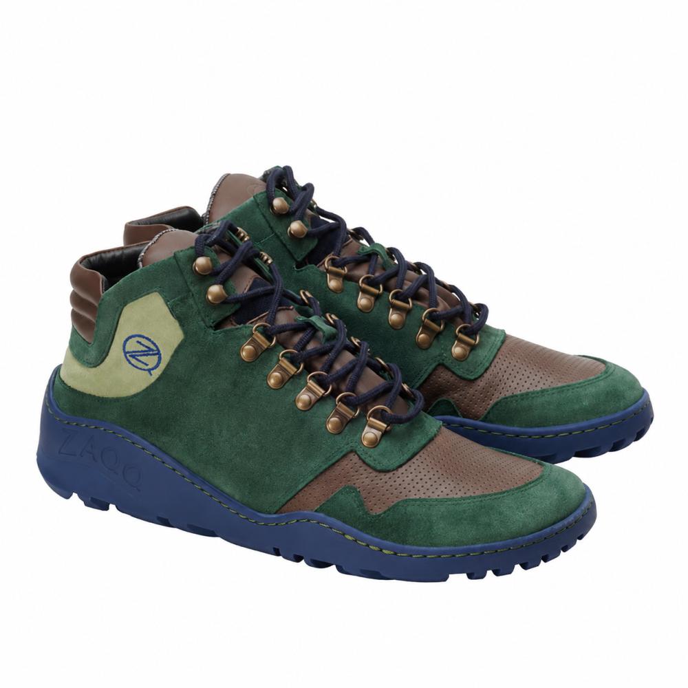 We present the waterproof high-top sneakers VAQATION Green by ZAQQ, designed in a striking combination of green suede and brown leather. These sneakers feature blue and dark gray soles, blue laces threaded through brass eyelets, a logo on the side, and a waterproof membrane that keeps your feet dry.