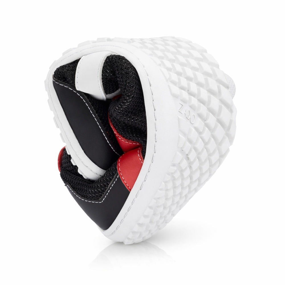 Der ZARQA Black Sneaker von ZAQQ mit seinem auffälligen schwarz-rot-weißen Design verfügt über eine äußerst flexible und strukturierte Sohle. Seine spiralförmige Drehung unterstreicht seine Anpassungsfähigkeit und macht ihn ideal für Wanderungen und Stadterkundungen.